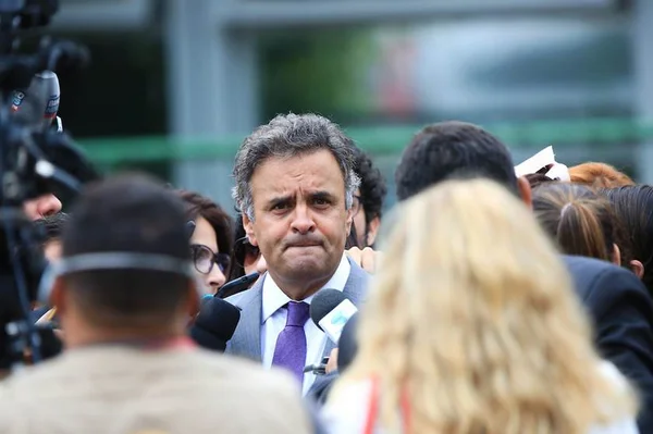 FHC e Aécio não vão à reunião do PSDB para discutir apoio a Temer