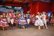 Palco decorado com fitas e bandeirolas deu charme ao evento