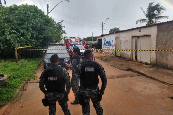 Homem usa machado para manter família refém dentro de casa no DF