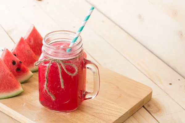 smoothie de melancia em fundo madeira