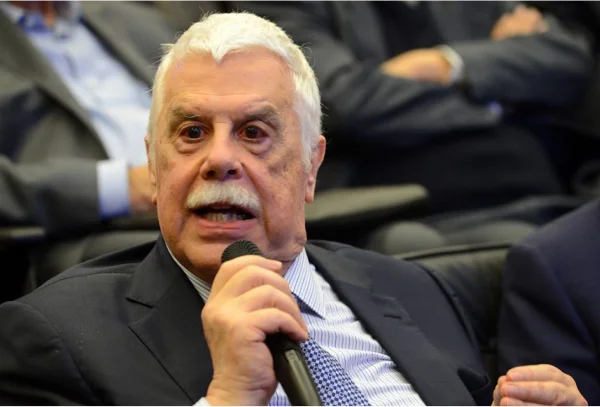 imagem colorida economista Affonso Celso Pastore em palestra no CDPP - Metrópoes
