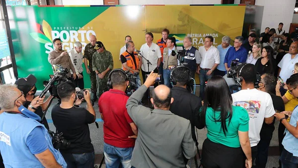 Bolsonaro minimiza agressões de seguranças a jornalistas: “Só cascata”