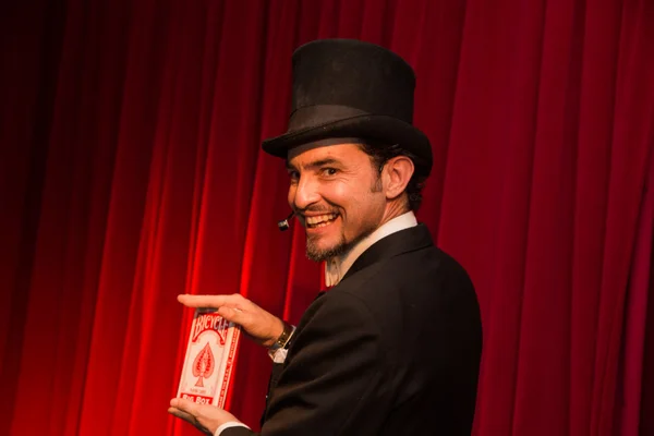 O chileno Maurício Dollenz apresenta o show “Um Mágico do Barullho”