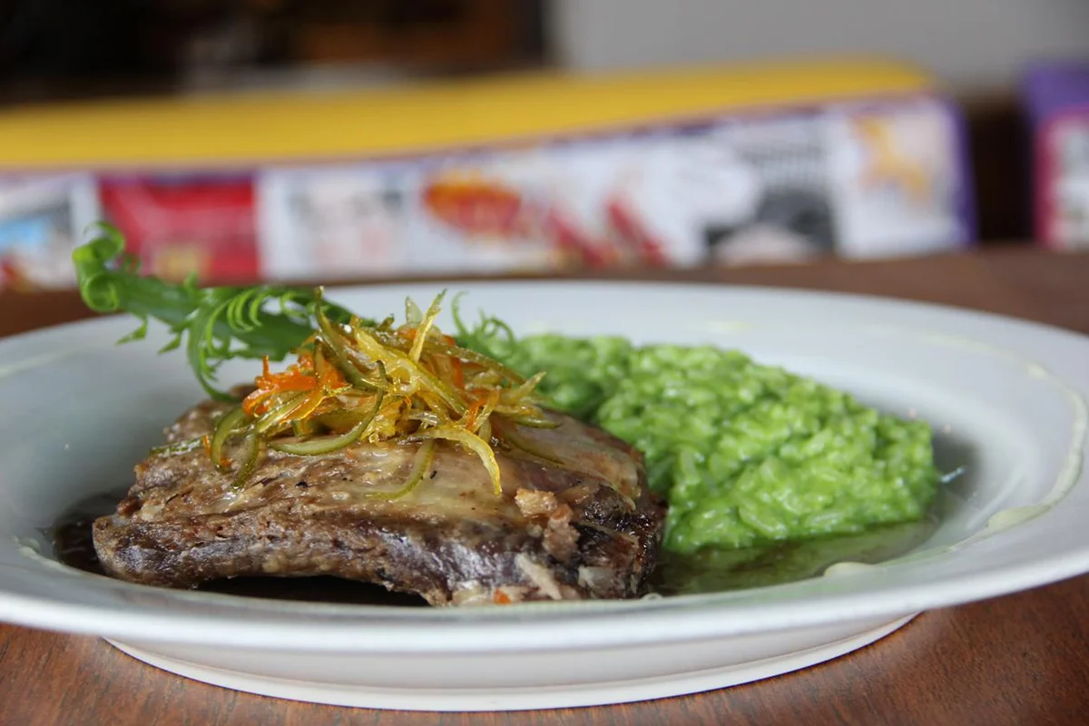 Dudu Bar Lago - Prato Principal: Tiradentes (costelinha de porco assada lentamente com molho de dueto de casca de limão, acompanhado de arroz cremoso de couve) Sobremesa: Sagú Valor: R$ 49,00. Horário de funcionamento: almoço - segunda a quarta das 12h às 15h; quinta das 12h às 15h; sexta e sábado das 12h às 2h; jantar - segunda a quarta das 18h à 0h; quinta das 18h à 1h; sexta e sábado 18h às 2h. Endereço: SHI/SUL CL QI 11 - bloco I - Lojas 16, 40 e 46 - Lago Sul Dudu Bar Lago - Prato Principal: Tiradentes (costelinha de porco assada lentamente com molho de dueto de casca de limão, acompanhado de arroz cremoso de couve) Sobremesa: Sagú Valor: R$ 49,00. Horário de funcionamento: almoço - segunda a quarta das 12h às 15h; quinta das 12h às 15h; sexta e sábado das 12h às 2h; jantar - segunda a quarta das 18h à 0h; quinta das 18h à 1h; sexta e sábado 18h às 2h. Endereço: SHI/SUL CL QI 11 - bloco I - Lojas 16, 40 e 46 - Lago Sul