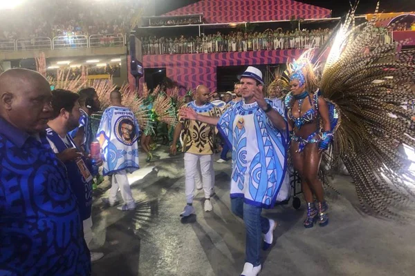 Prefeito do Rio, Eduardo Paes, desfila à frente da bateria da Portela