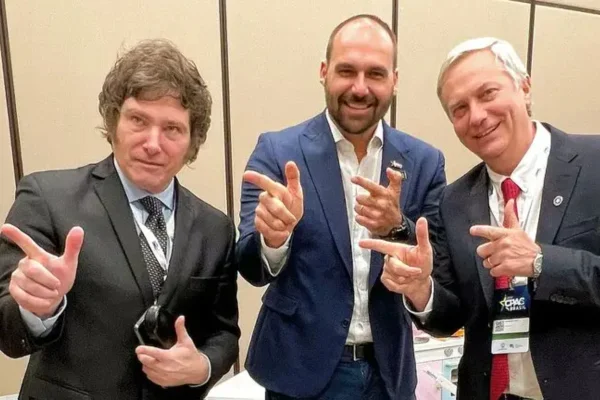 Foto de Javier Milei, Eduardo Bolsonaro e José Antonio Kast