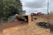O motorista da carreta percebeu que o veículo havia perdido os freios enquanto descia o Anel Rodoviário O motorista da carreta percebeu que o veículo havia perdido os freios enquanto descia o Anel Rodoviário