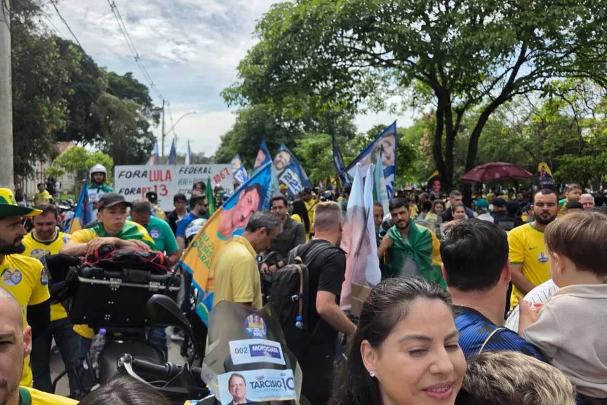 Tarcísio e Flávio Bolsonaro se unem em motocarreata no inteiro de SP