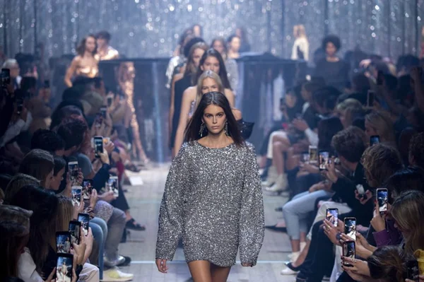 Jeans, poá e prateado estão em alta nas passarelas de Paris em 2018