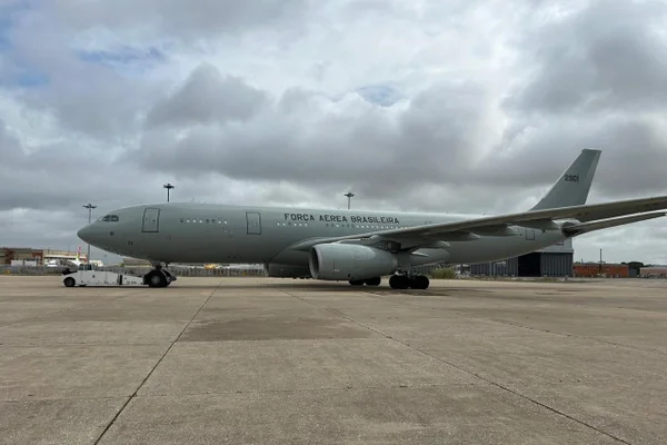 Imagem colorida da aeronave KC-30, usada na repatriação de brasileiros presos no Líbano - Metrópoles