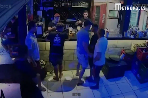 Homens em pé próximo de balcão