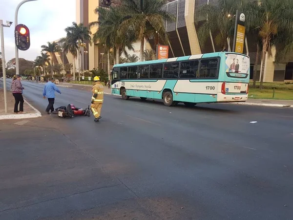Motociclista fica ferido após se envolver em acidente na W3 Sul