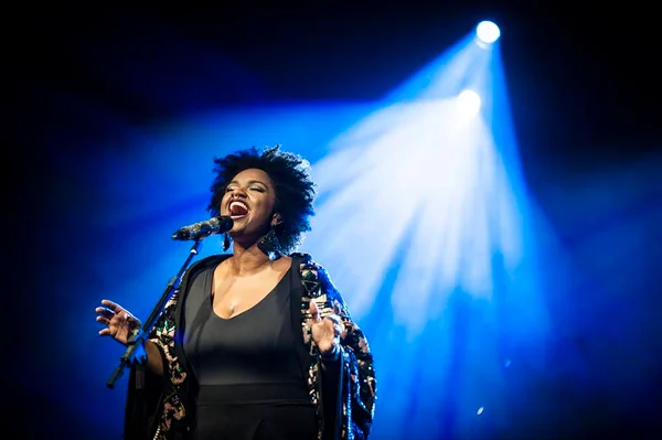 Ellen Oléria e Fernando César homenageiam a era do rádio em show inédito