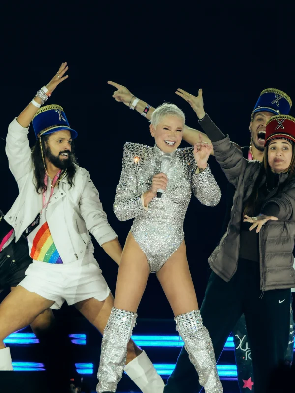 Xuxa é criticada por figurinos usados em show: “Erotização desmedida” - destaque galeria