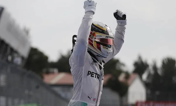 Hamilton passeia no México e encurta distância para Rosberg na F1