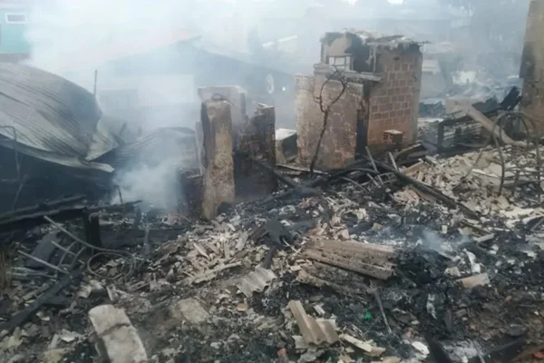 Incêndio destrói mais de 30 casas durante a madrugada em Curitiba
