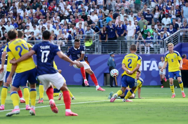 Kylian Mbappé finaliza e abre o placar para a França diante da Suécia