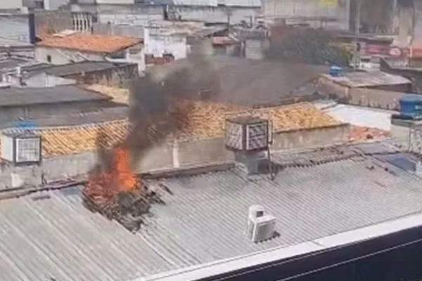 Imagem colorida de incendio em Aracaju - Metrópoles