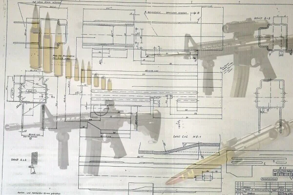 Arte gráfica com dois fuzis e munições sobre os quais há uma transparência de um projeto em papel de um fuzil - Metrópoles