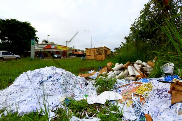Nem sempre a culpa é do governo. Sujões jogam lixo nas ruas sem preocupação com a saúde ou meio ambiente