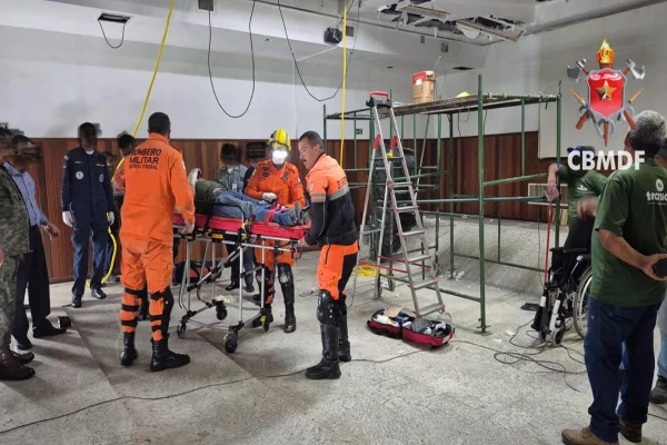 Trabalhador cai de escada no comando da Marinha e é socorrido pelo CBM