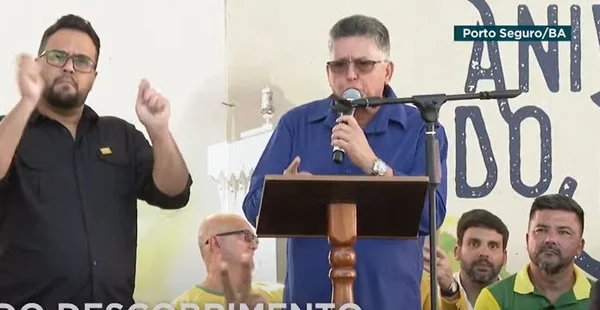 Em evento oficial, prefeito de Porto Seguro pede voto em Bolsonaro