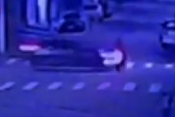 Imagem colorida de adolescente prestes a atropelar motociclista. Metrópoles