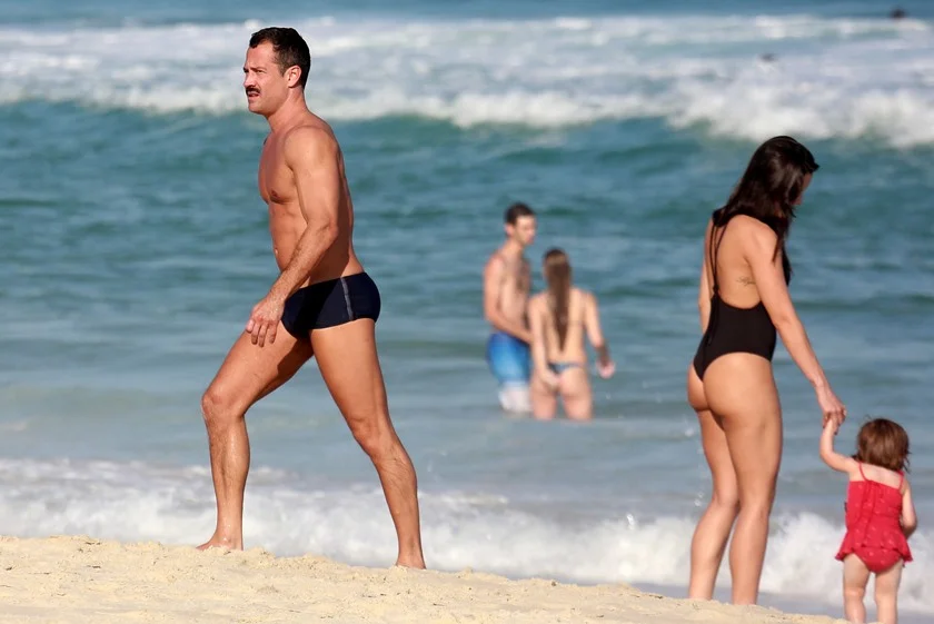 Malvino Salvador mostrou boa forma ao aparecer de sunga durante passeio com a família em praia carioca Malvino Salvador mostrou boa forma ao aparecer de sunga durante passeio com a família em praia carioca