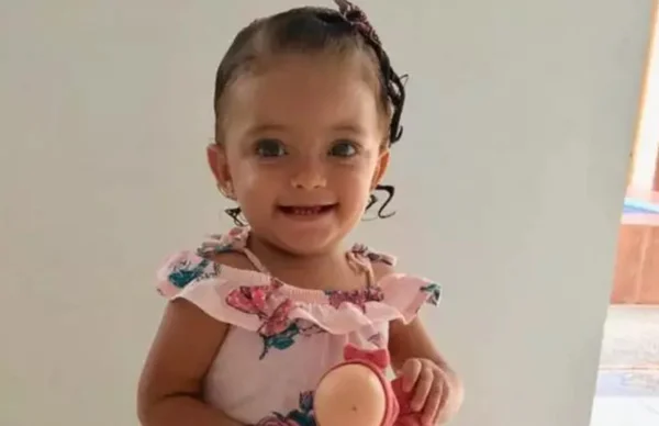 Criança de 1 ano morre afogada na piscina de casa em Anápolis