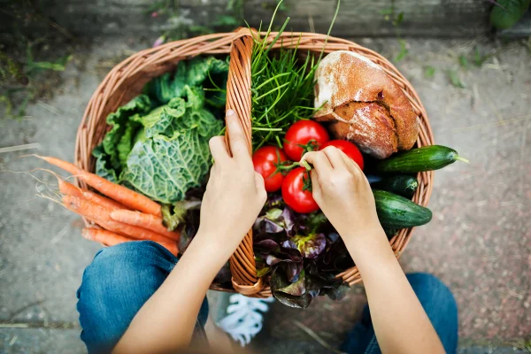 Foto de mulher segurando legumes - Metrópoles