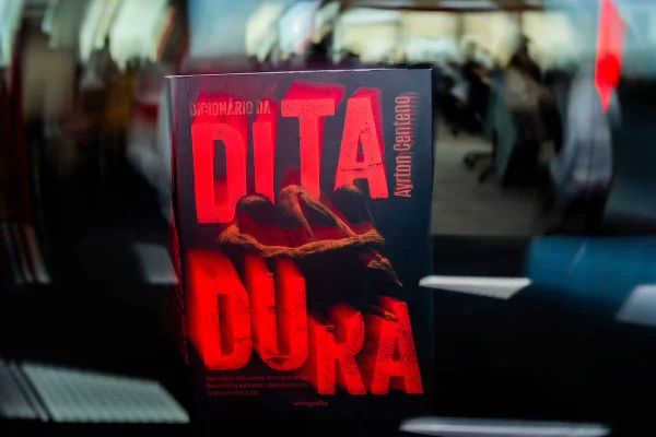 Capa colorida do livro Dicionário da Ditadura, de Ayrton Centeno - Metrópoles