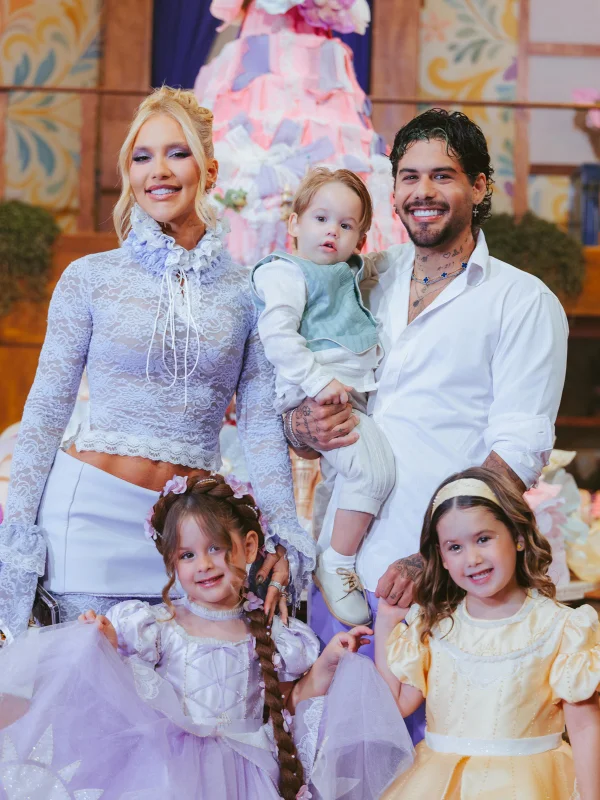 Virginia e Zé Felipe celebram aniversário de Maria Flor em família. Fotos - destaque galeria Virginia e Zé Felipe celebram aniversário de Maria Flor em família. Fotos - destaque galeria