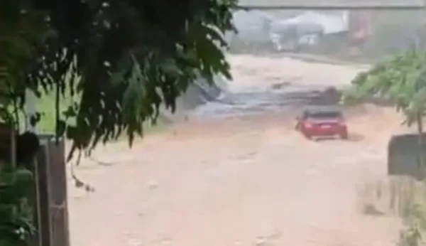 Enxurrada arrastou carro em Palhoça; bombeiros seguem no local - Metrópoles