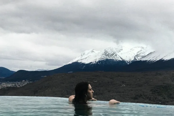 Mulher toma banho de piscina em Ushuaia, na Argentina