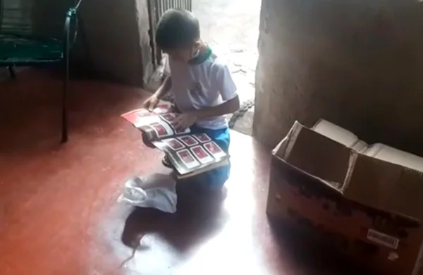 Menino que desenhou álbum da Copa do Mundo se emociona ao ganhar livro oficial