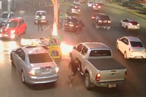 Vídeo: bomba de combustível pega fogo após carro puxar mangueira no DF