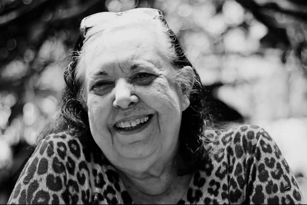 Rosa Magalhães posa, sorridente, para as câmeras - Metrópoles