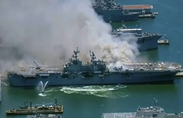 Navio pega fogo em San Diego, nos EUA, e 21 pessoas ficam feridas