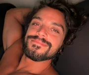 Rodrigo Simas posa sorridente para as redes sociais Rodrigo Simas posa sorridente para as redes sociais