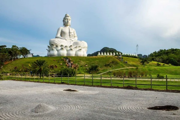Cidade do Espírito Santo tem Buda gigante de 35 metros de altura