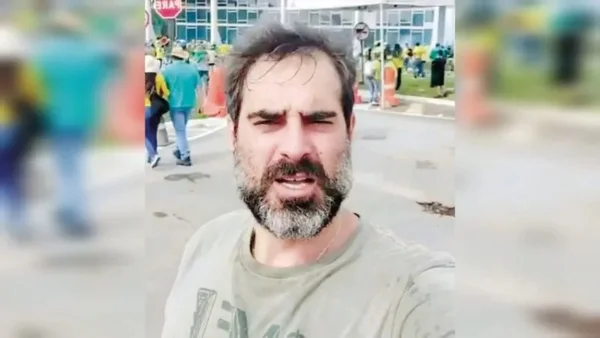 Raif Gibran é um dos alvos da PF por participar de atos golpistas em Brasília. Ele fugiu da Polícia Federal pela janela. Na imagem, aparece gravando vídeo durante ato terrorista ao lado do STF - Metrópoles