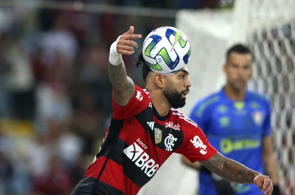 VAR: CBF divulga áudio do pisão de Gabigol em Ganso na Copa do Brasil