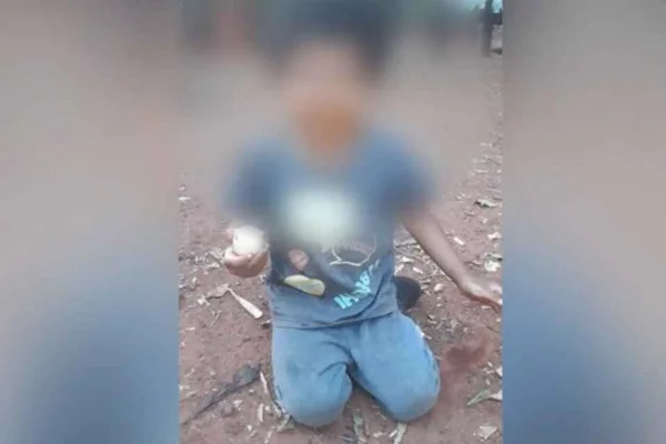 Pai obriga filho a comer ovo cru do chão