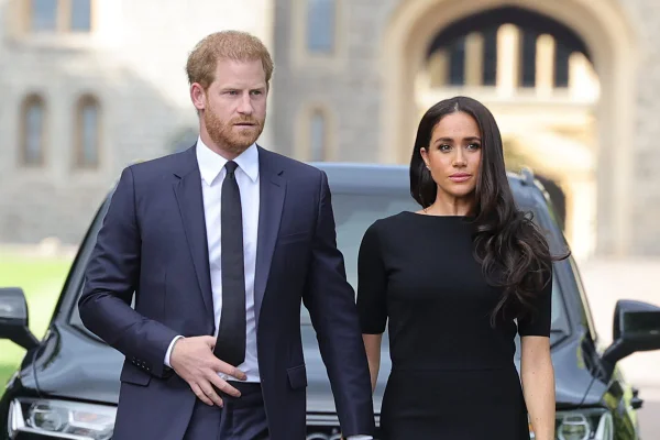 Harry e Meghan protagonizam momento carinhoso em funeral da rainha