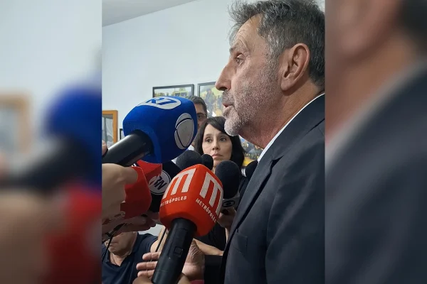 Imagem colorida de Delegado Nico. Metrópoles