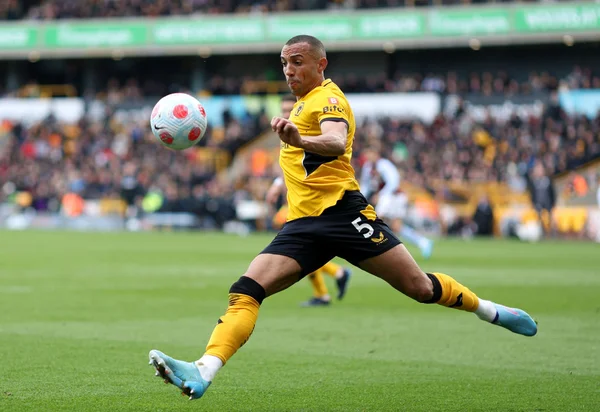 Marçal, do Wolverhampton, atuando na Premier League - Metrópoles