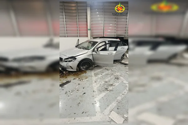 Carro de luxo que invadiu loja no DF custa até R$ 340 mil