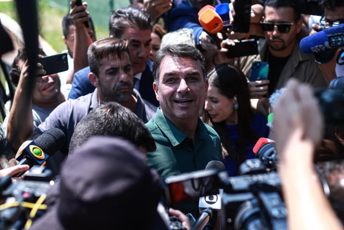 A 12 dias das eleições presidenciais Flávio voltou a ter contato direto com o pai A 12 dias das eleições presidenciais Flávio voltou a ter contato direto com o pai