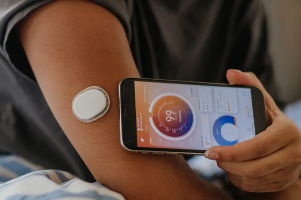 Foto com zoom de um dispositivo usado para identificar diabetes - Metrópoles