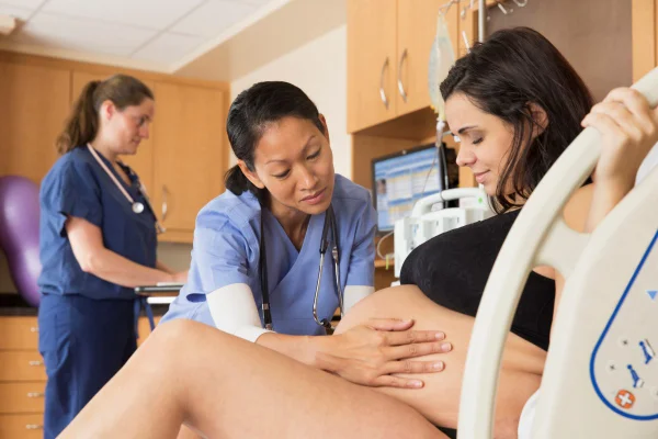 Gestante parto doula enfermeira hospital